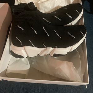 Balenciaga Speed Trainers. Size 35, fit like a spear 5.5-6. Amazing condition.